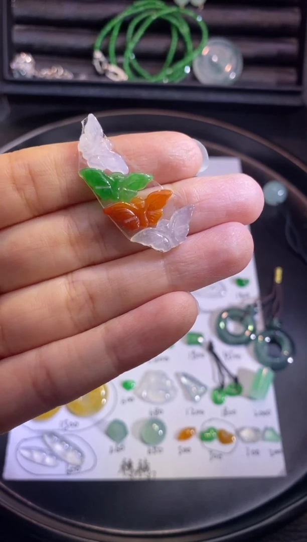 翡翠挂件未镶嵌蝴蝶