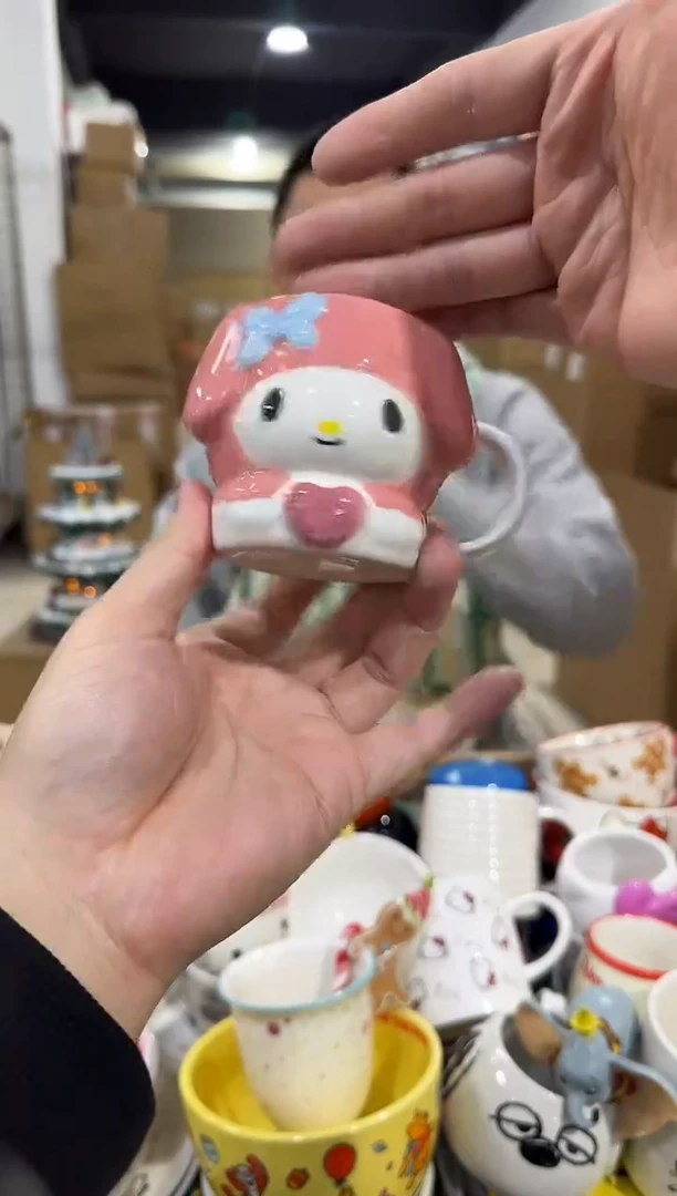 瓷片美乐蒂抱爱心一口杯