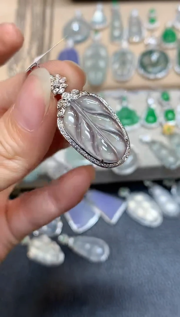 颈饰18K金镶嵌翡翠叶子【无服务费