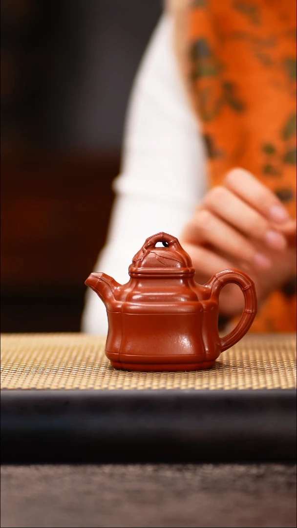 YF73朱泥风竹鼎壶
