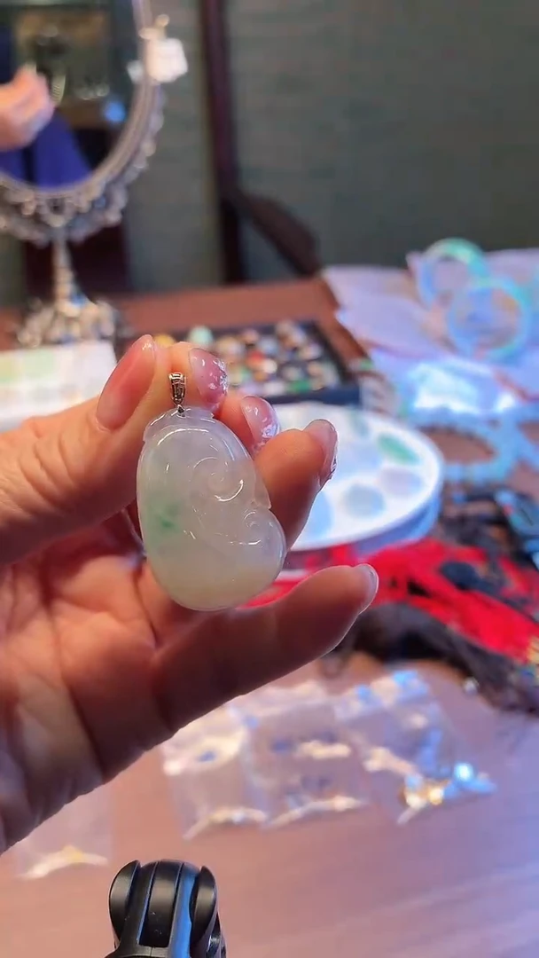 颈饰18K金镶嵌翡翠如意吊坠