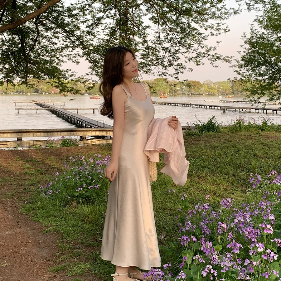 佐佐家小个子气质大方领吊带收腰缎面连衣裙夏季女修身显瘦长裙子
