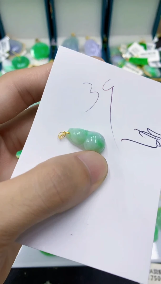 翡翠18K金镶嵌颈饰翡翠