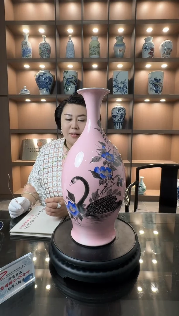 黄杨老师桃红釉墨鹅蓝韵赏瓶带收藏证书