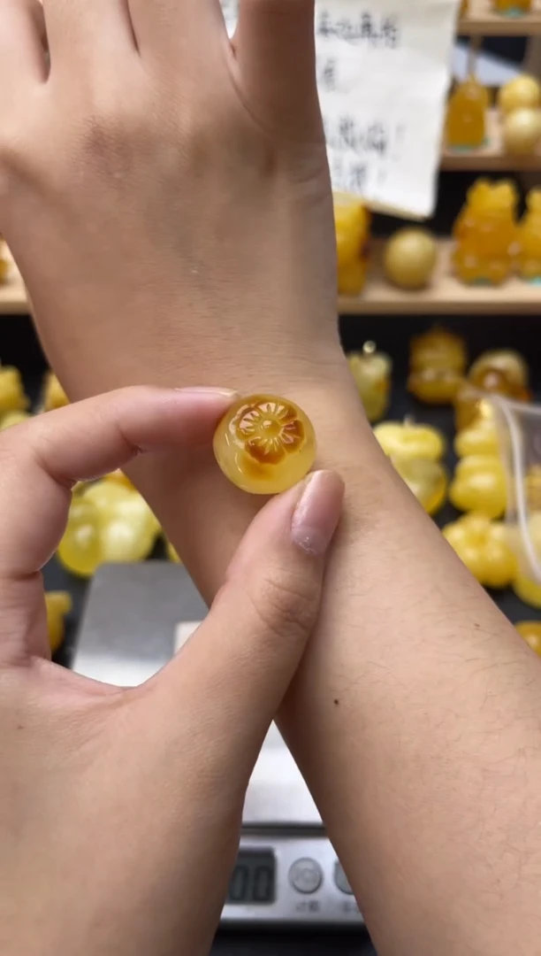 琥珀未镶嵌珠宝奇石050琥珀蜜蜡微瑕坑