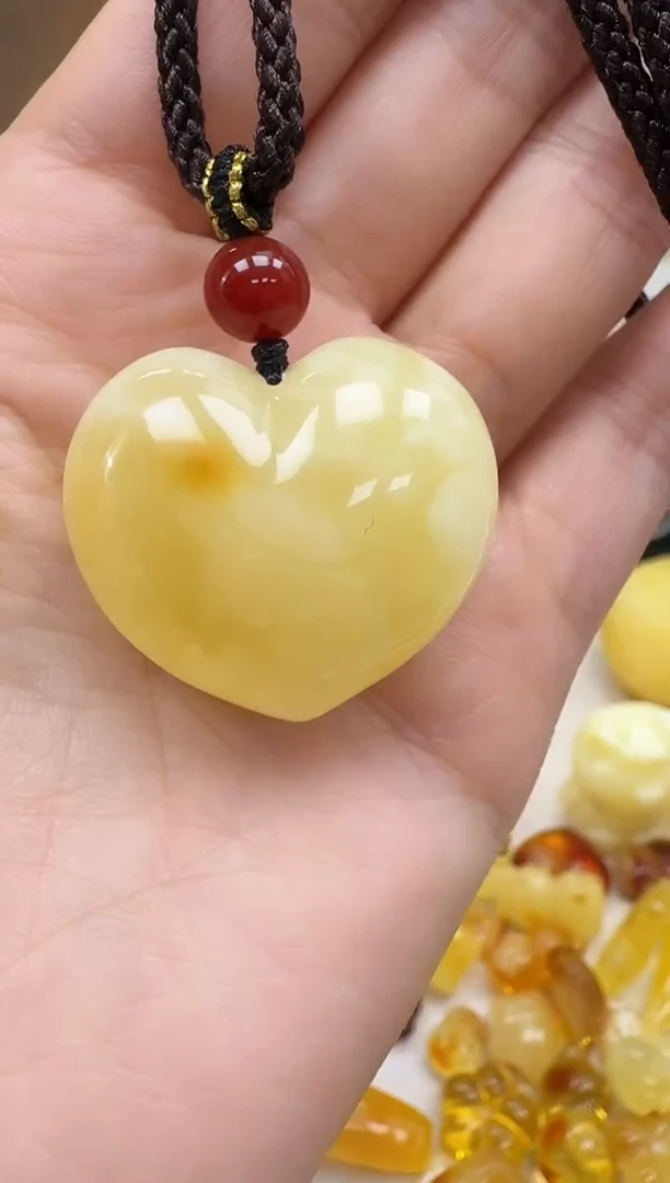 未镶嵌琥珀裸石如图