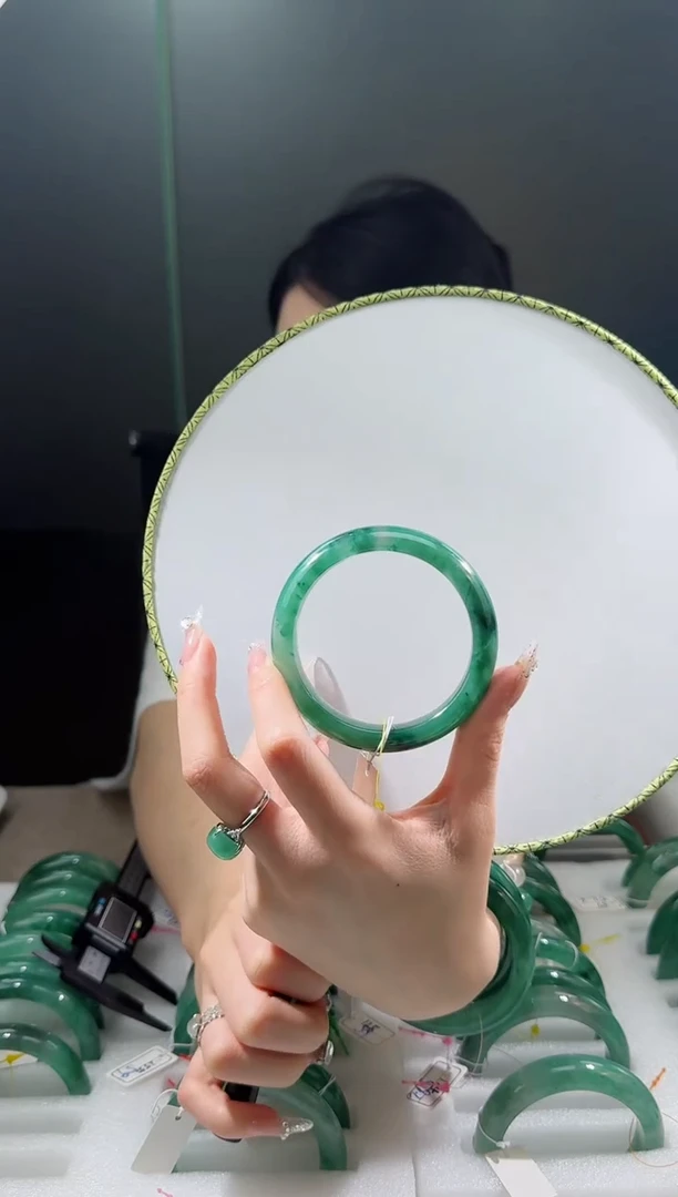 【闪购商品】石英质玉手镯未镶嵌160