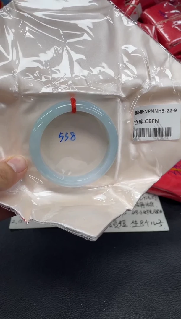 未镶嵌手镯翡翠肚**疼翡翠手镯