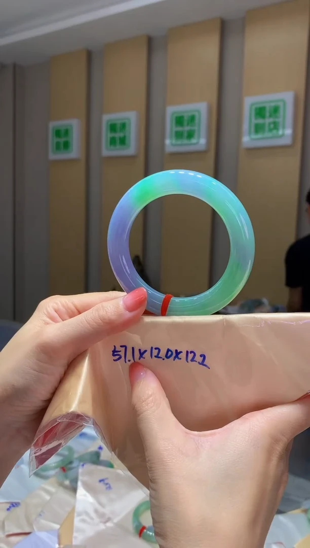 翡翠手镯未镶嵌-Q39 圈口57.1