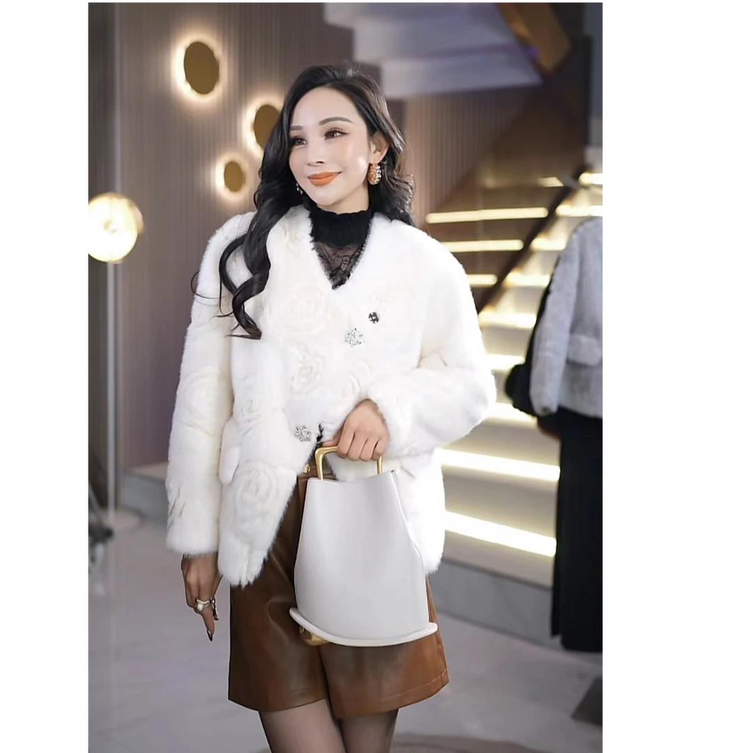 冬季高端时尚休闲百搭刺绣玫瑰雕雕皮毛一体女士短款外套Wf625810