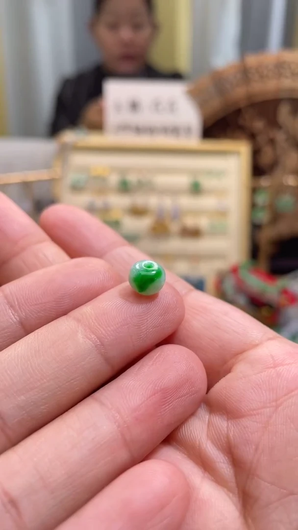 颈饰未镶嵌翡翠珠子