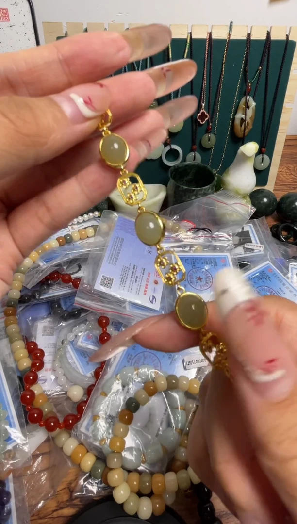 未镶嵌手链和田玉梅花镂空手链