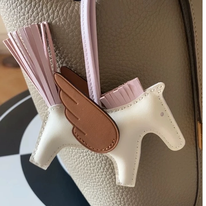 广州包包2025新版3采真皮挂件小马