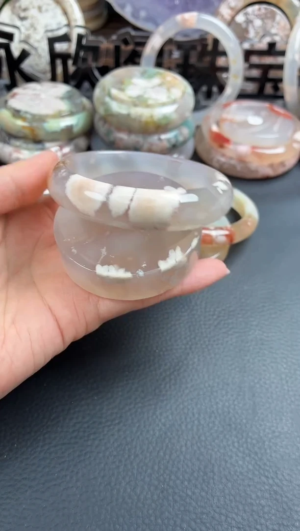 未镶嵌手镯（圆镯）石英质玉60