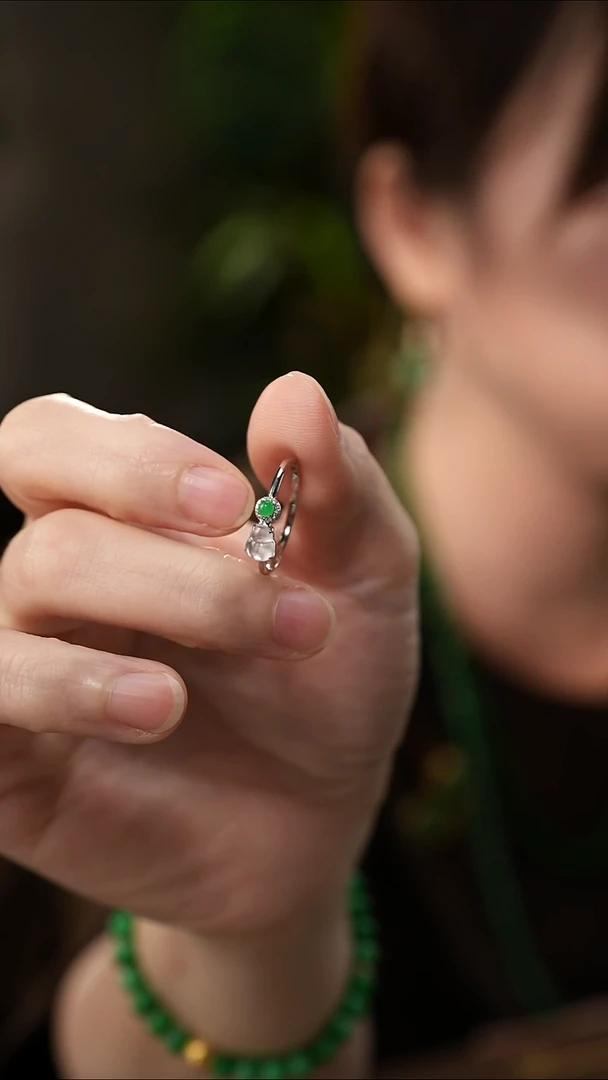 18K金镶嵌戒指翡翠白冰翡翠葫芦戒指