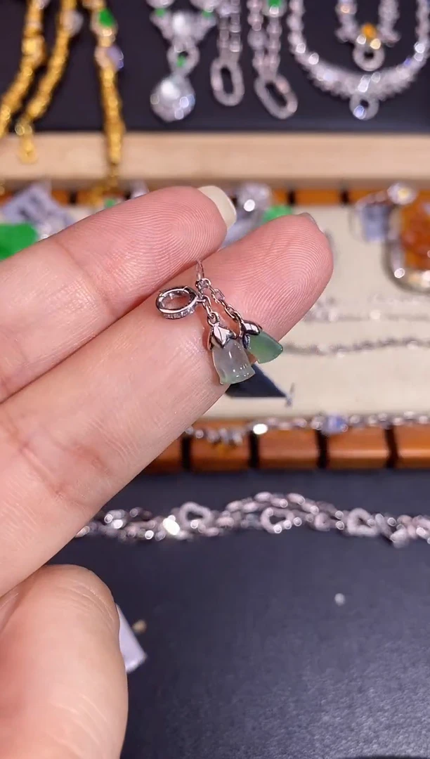 颈饰18K金镶嵌翡翠吊坠