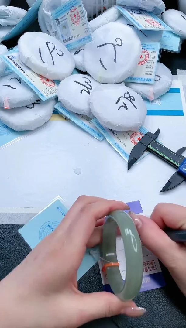 【闪购商品】石英质玉手镯未镶嵌16V204-57