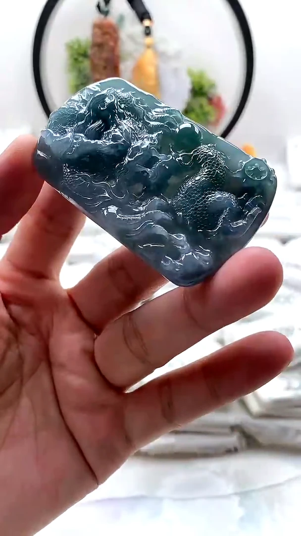 颈饰未镶嵌翡翠龙牌