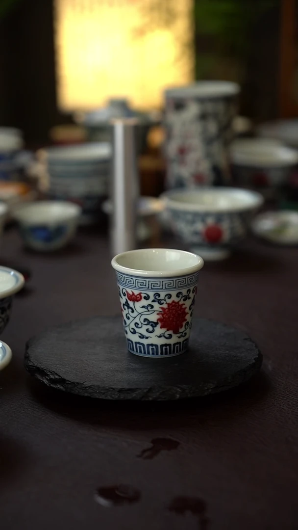 49号景德镇全手工手绘青花釉里红缠枝莲可乐杯