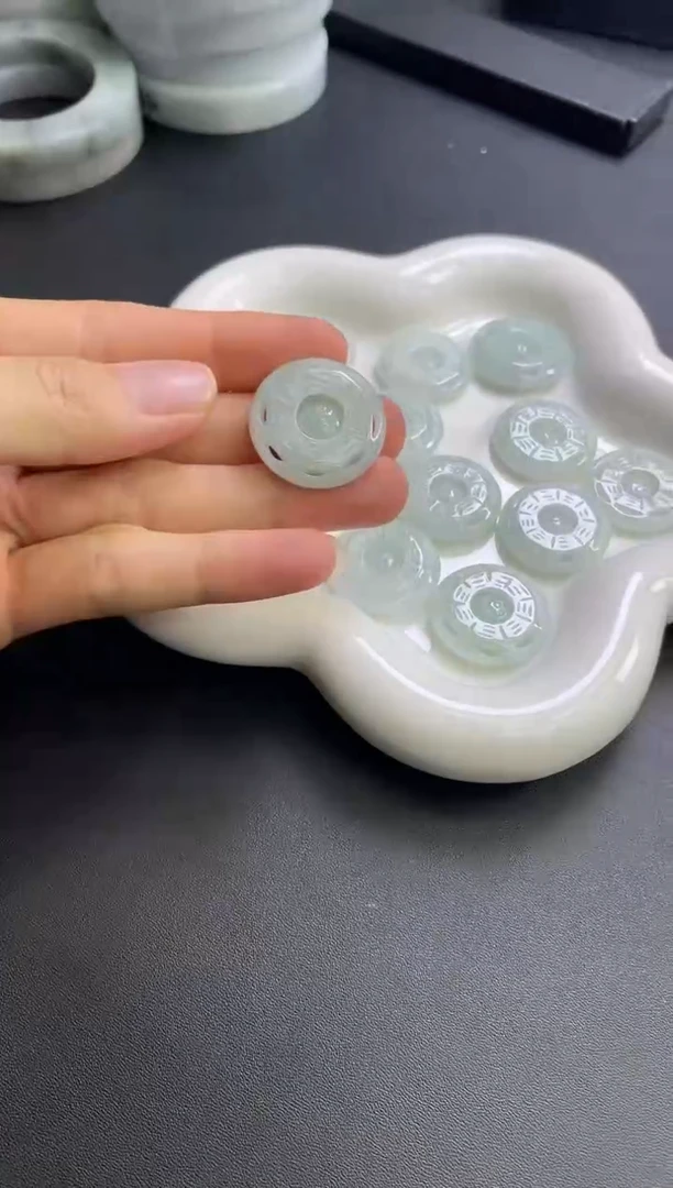 翡翠未镶嵌颈饰卦卦多样性发一件