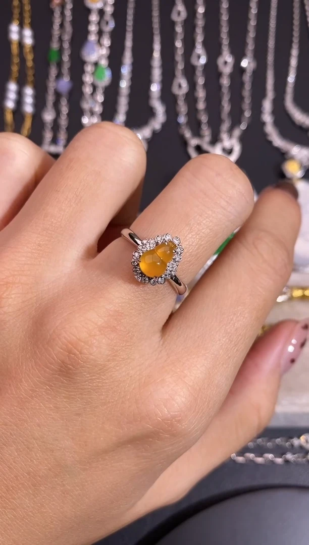 颈饰18K金镶嵌翡翠戒指