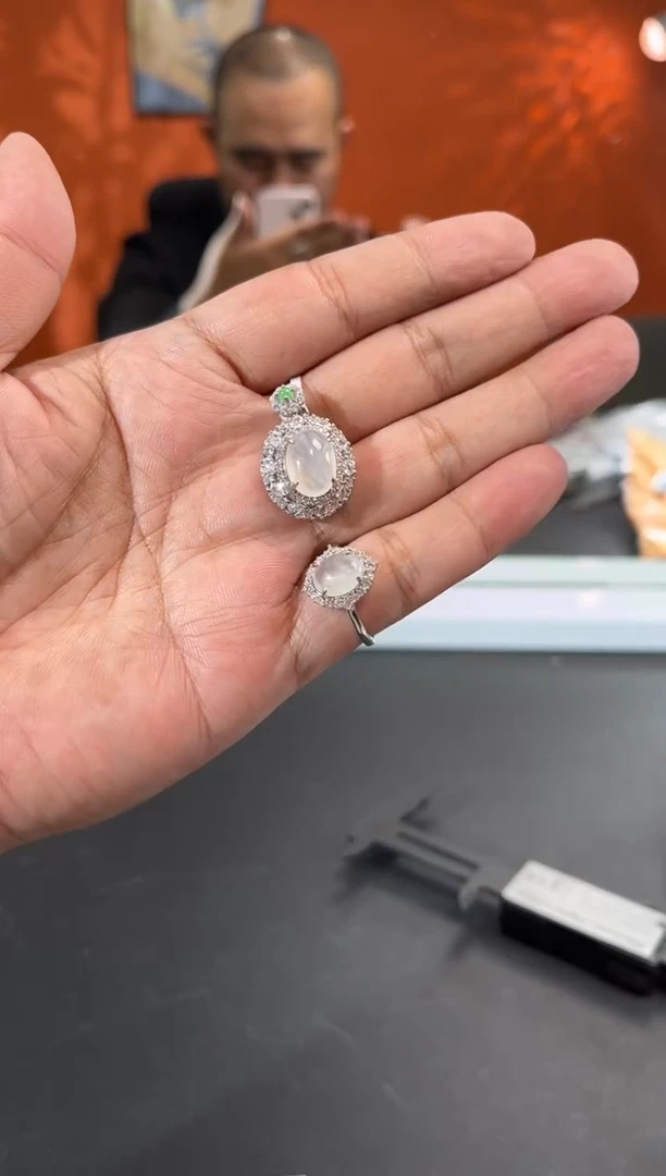 颈饰未镶嵌翡翠花**～004296R