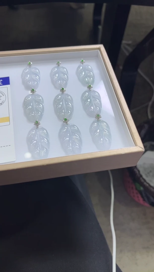 颈饰18K金镶嵌翡翠V376 /多样性发一件/配绳子