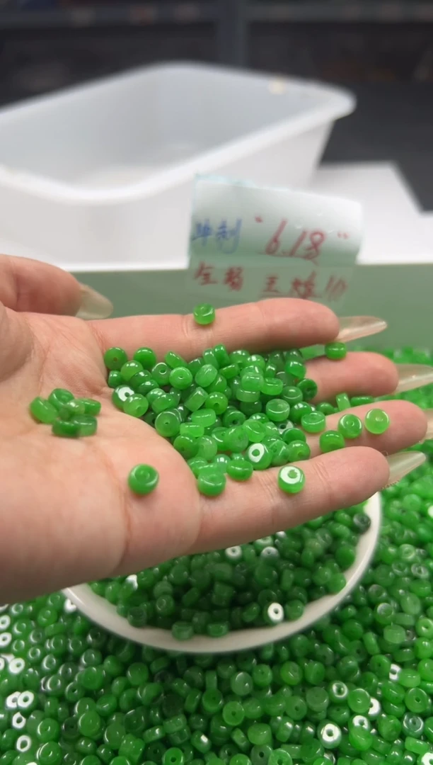 翡翠未镶嵌颈饰w1700辣绿翡算盘6*3mm*30颗