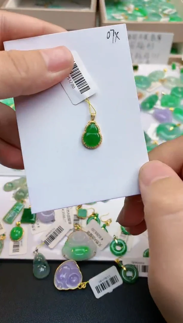 颈饰18K金镶嵌翡翠天然缅甸A货翡翠