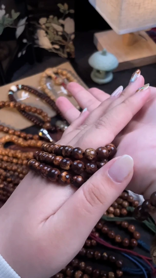 吊坠星月菩提精工级深花皮桶珠8*7手串（B）