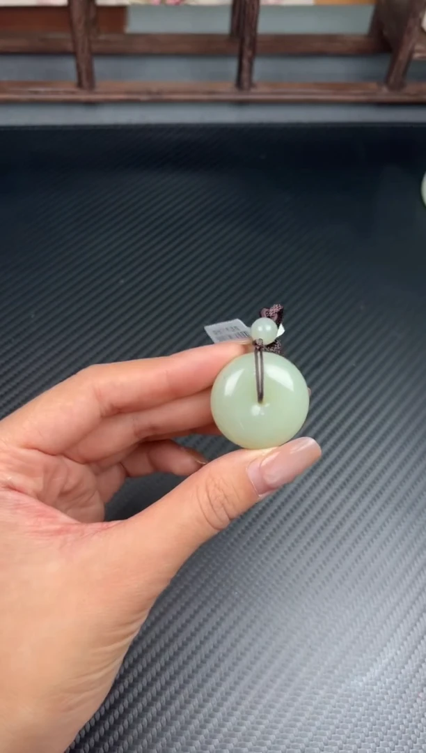 吊坠(赠链)未镶嵌和田玉且末微色差迪克兰二细平安扣