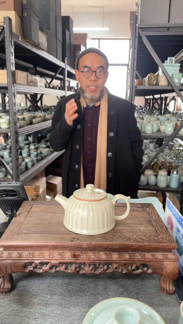 【闪购商品】其他微瑕月白青莲壶。。。