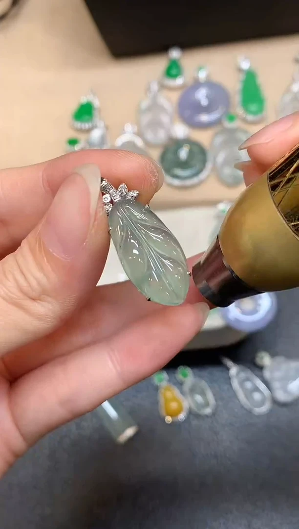 颈饰18K金镶嵌翡翠芭蕉叶【无服务费