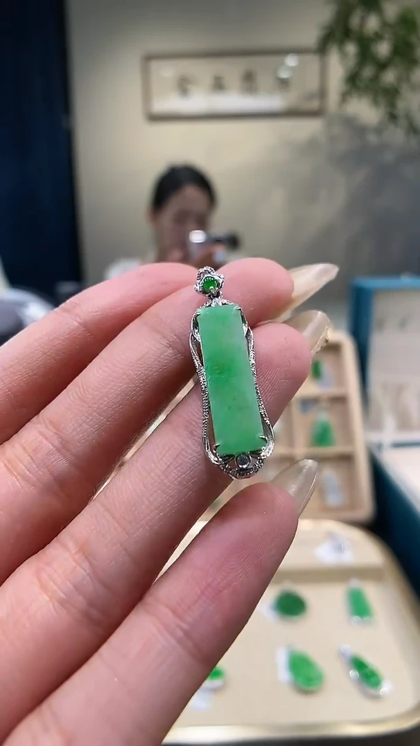 【闪购商品】翡翠吊坠(不含链)18K金镶嵌无事牌