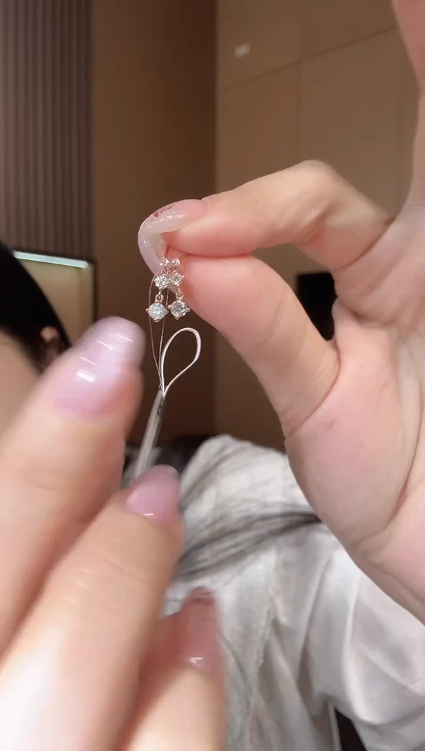 【闪购商品】钻石耳饰18K金镶嵌三滴泪耳钉