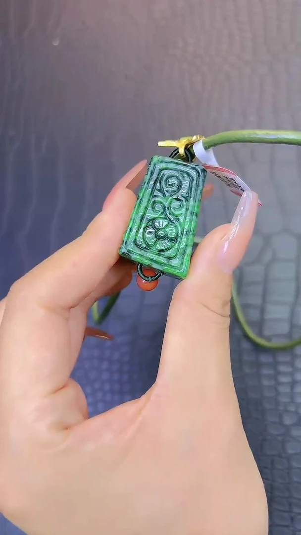 翡翠未镶嵌颈饰翡翠辣绿色花青吊坠+