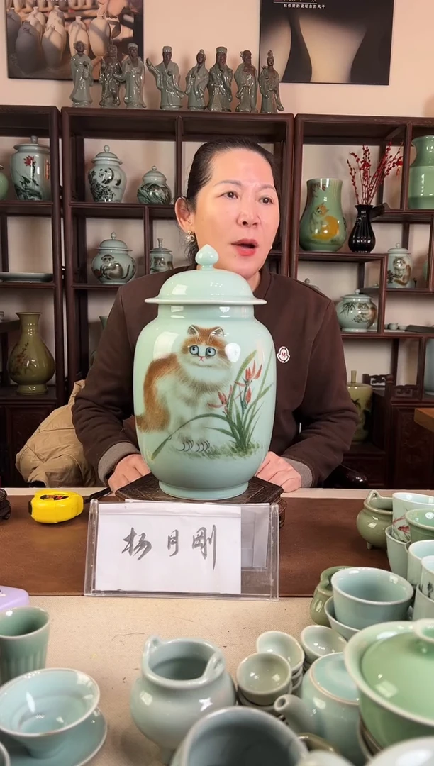 釉中彩 猫画 盖罐L