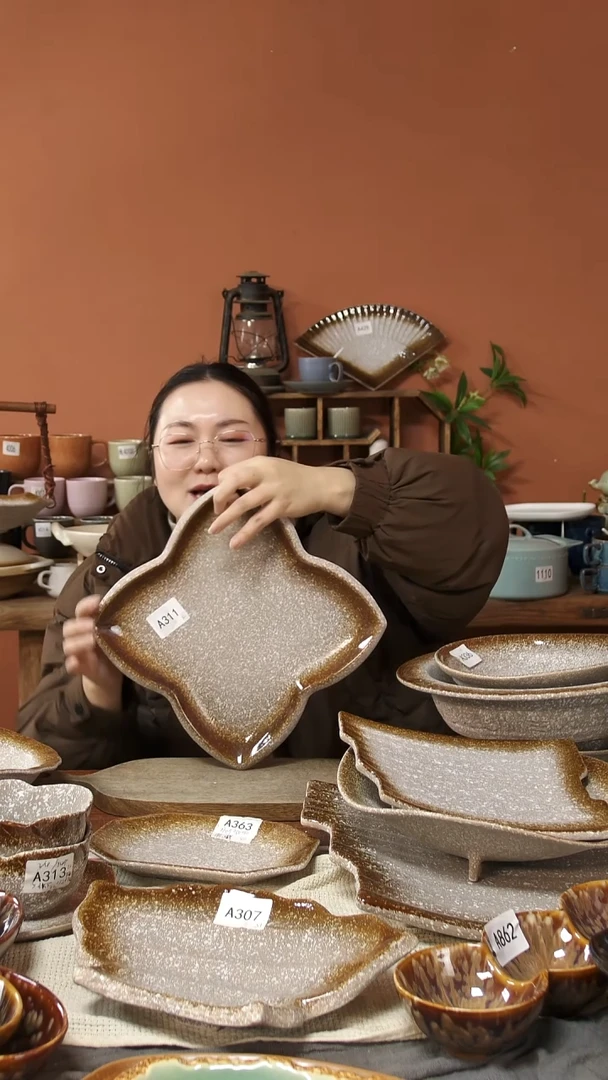 陶瓷A311 一个陶瓷粗陶四叶草盘可能微瑕25*3