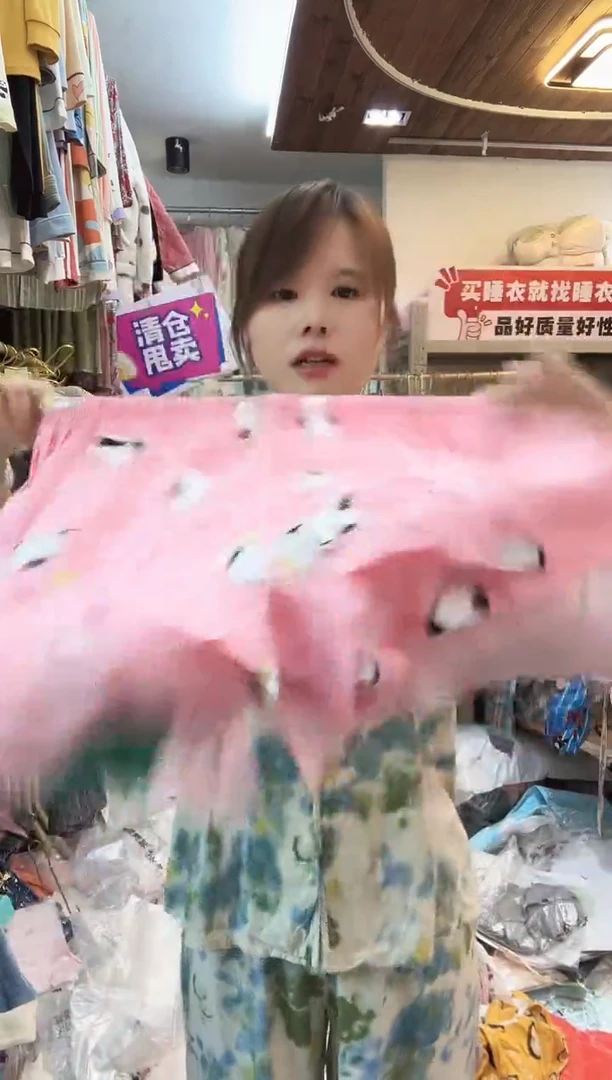 2条女 粉色企鹅加粉叶子