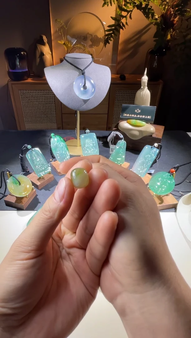 【闪购商品】翡翠未镶嵌挂件大牛冰底黄加绿珠子01