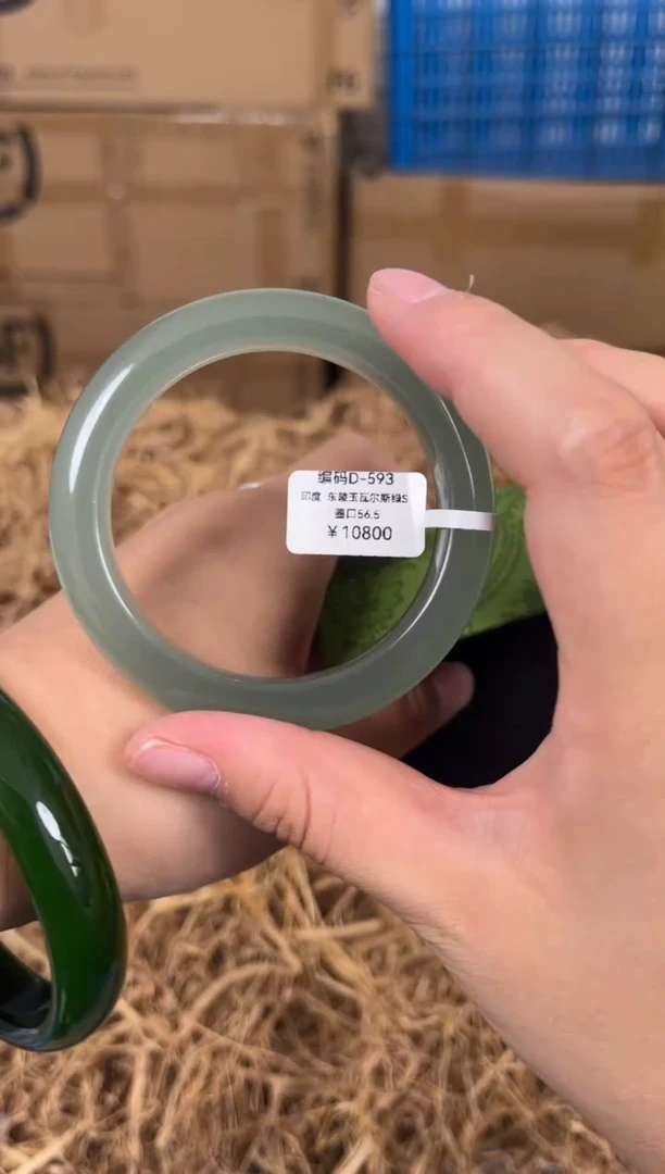 未镶嵌手镯石英质玉593