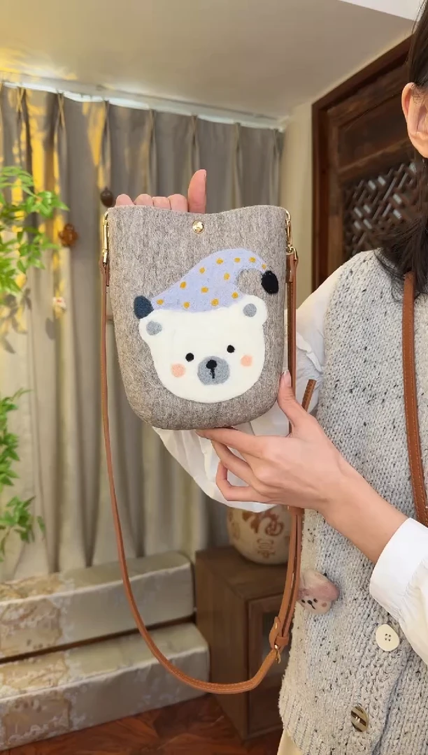 羊毛非遗羊毛毡包 手机包灰小熊
