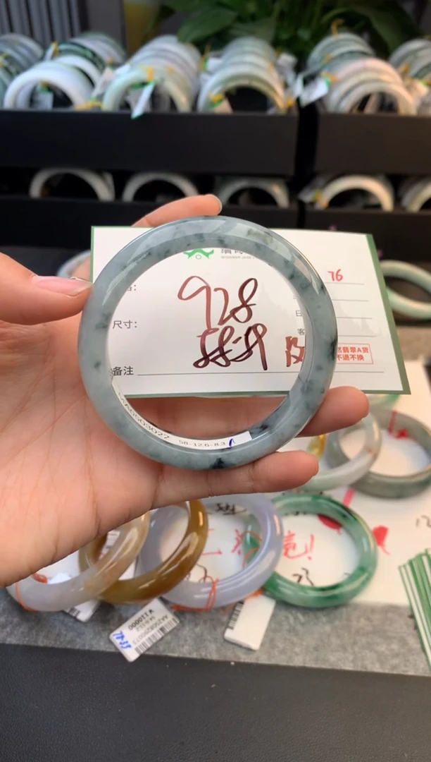 未镶嵌定制翡翠毛货需精细抛光+多人