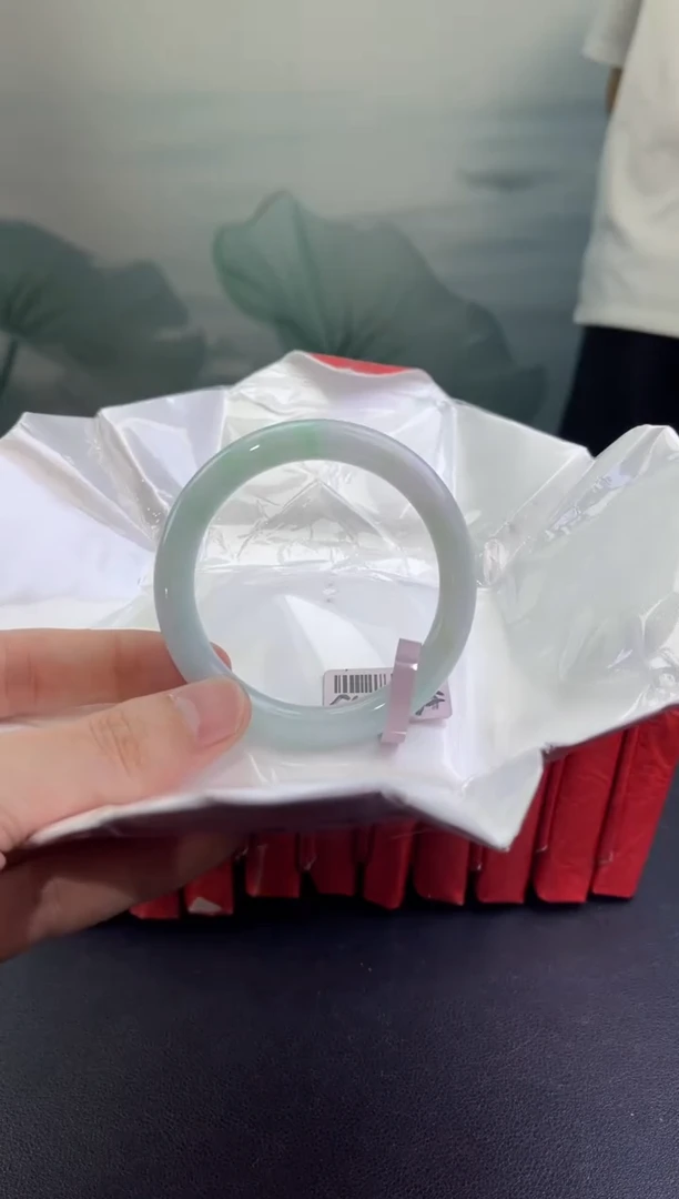 翡翠手镯未镶嵌翡翠手镯