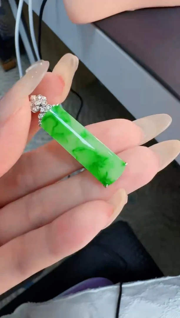 翡翠18K金镶嵌吊坠(不含链)缅甸A货翡翠