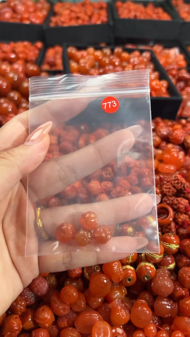 南红玛瑙未镶嵌颈饰1