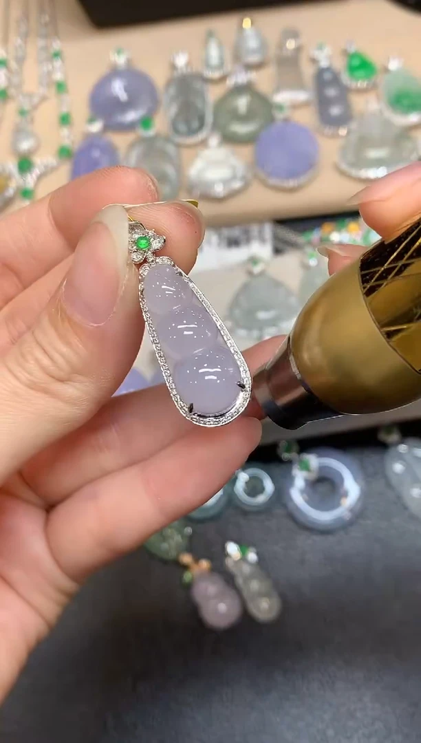 颈饰18K金镶嵌翡翠福豆【无服务费