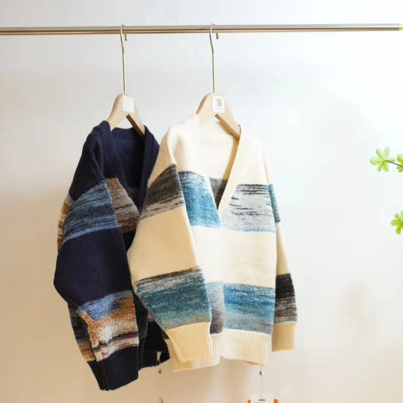 1-607-一款两色拼色宽条纹儿童针织开衫