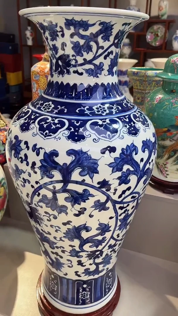 摆件青花缠枝莲大鱼尾瓶
