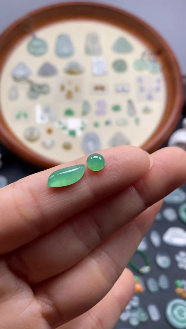 颈饰未镶嵌翡翠果緑随形1对/芬